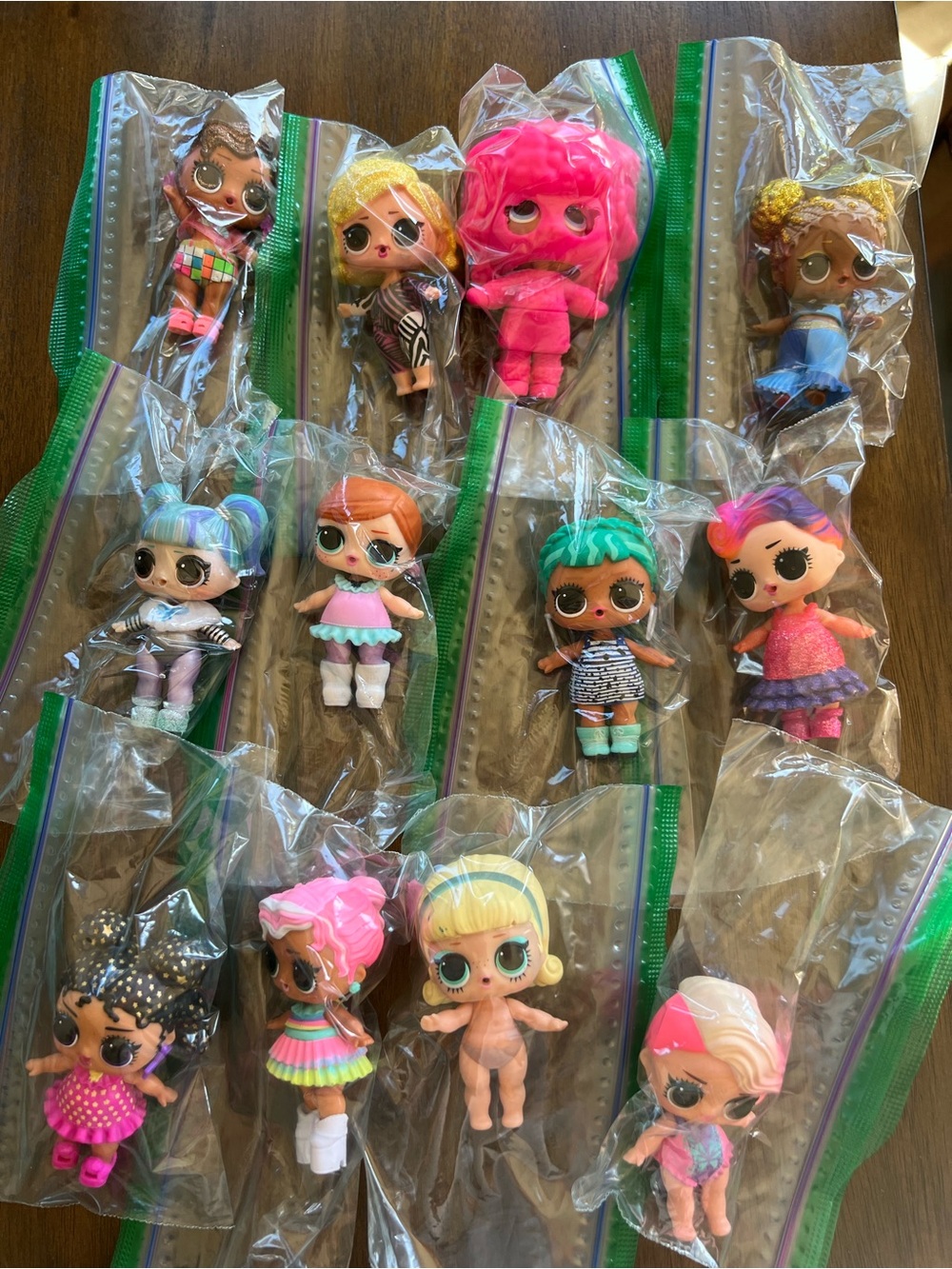 12 L.O.L Surprise Dolls